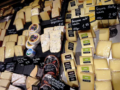 Gruyere Käse aus der Schweiz mit verschiedenen Sorten auf einem Markt