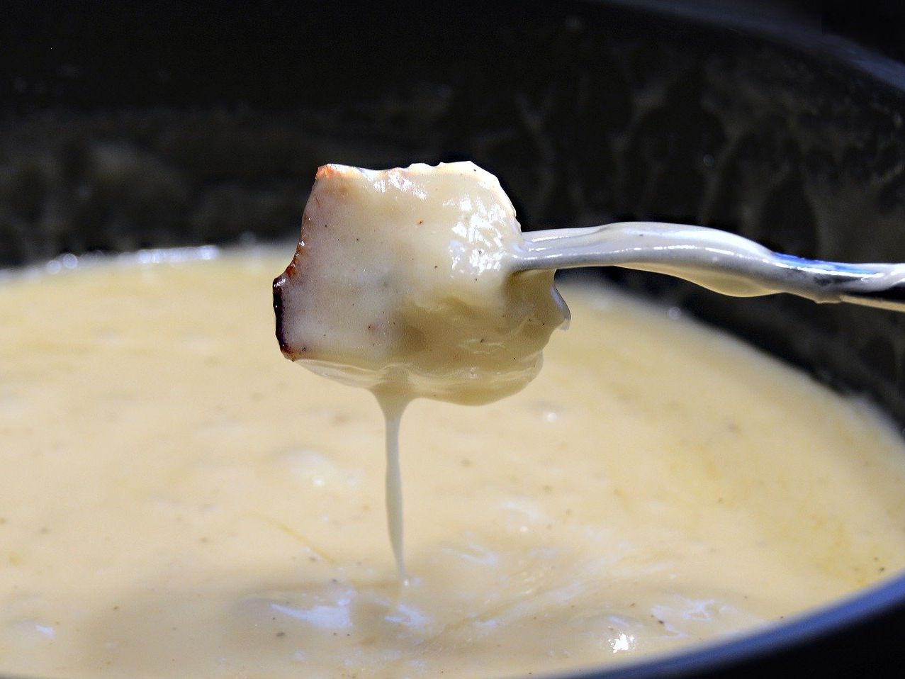 Parapendio a Davos in inverno con sportivo in volo e montagne innevate