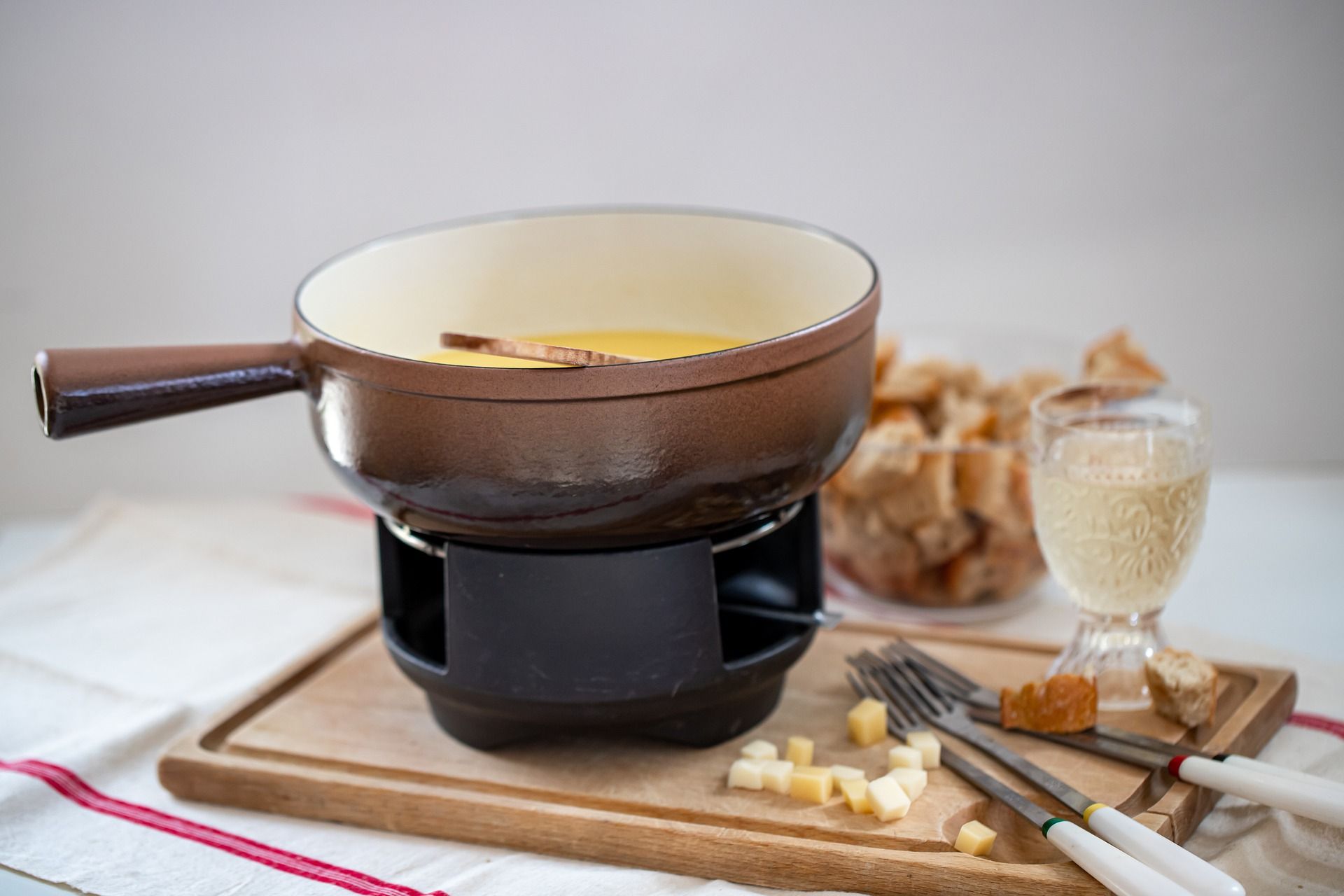 Fonduta a Davos con pane e formaggio su un tavolo