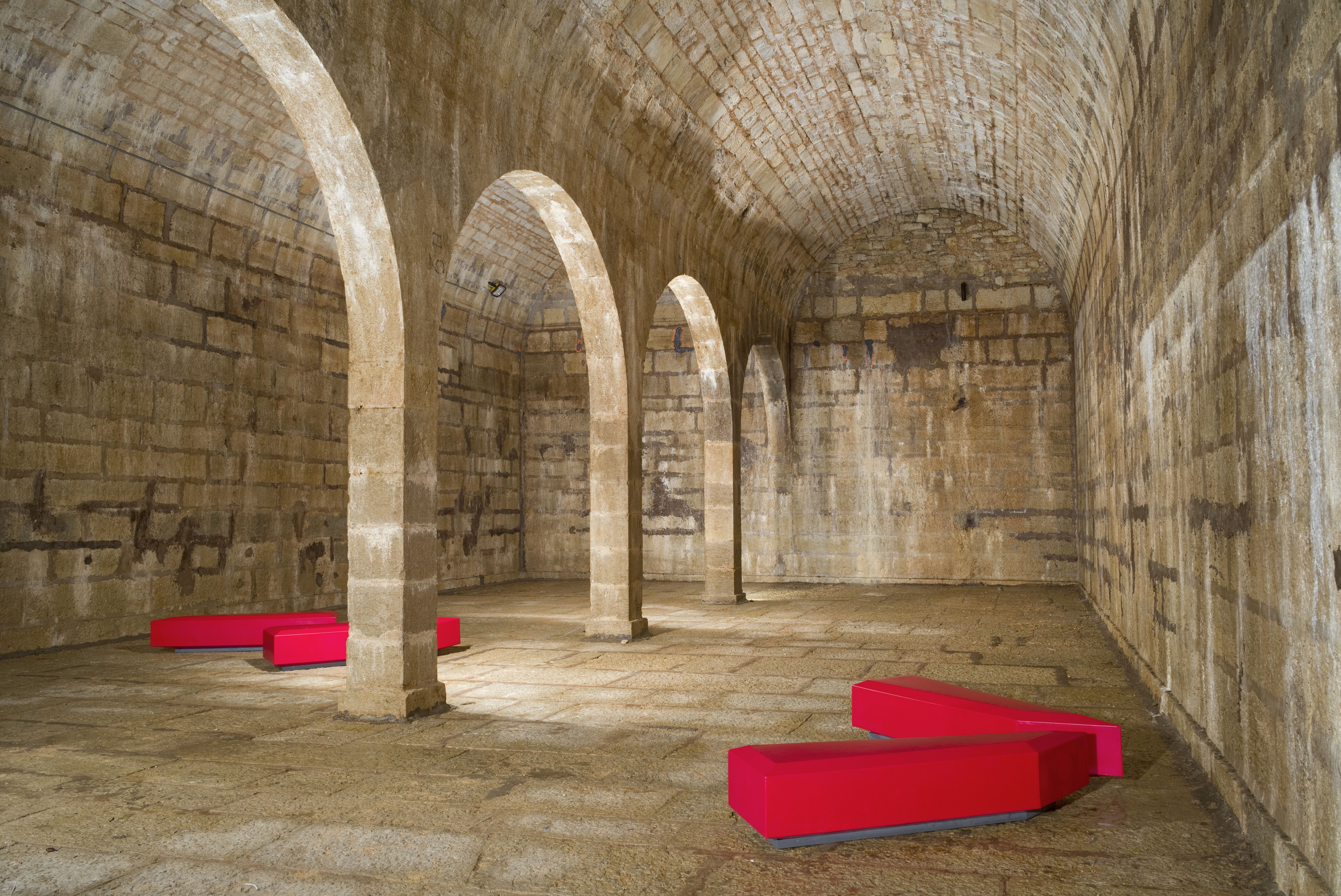 Μυστική διαδρομή Πορεντρουί: σύγχρονη αρχιτεκτονική με κόκκινες καρέκλες σε ιστορικό χώρο.