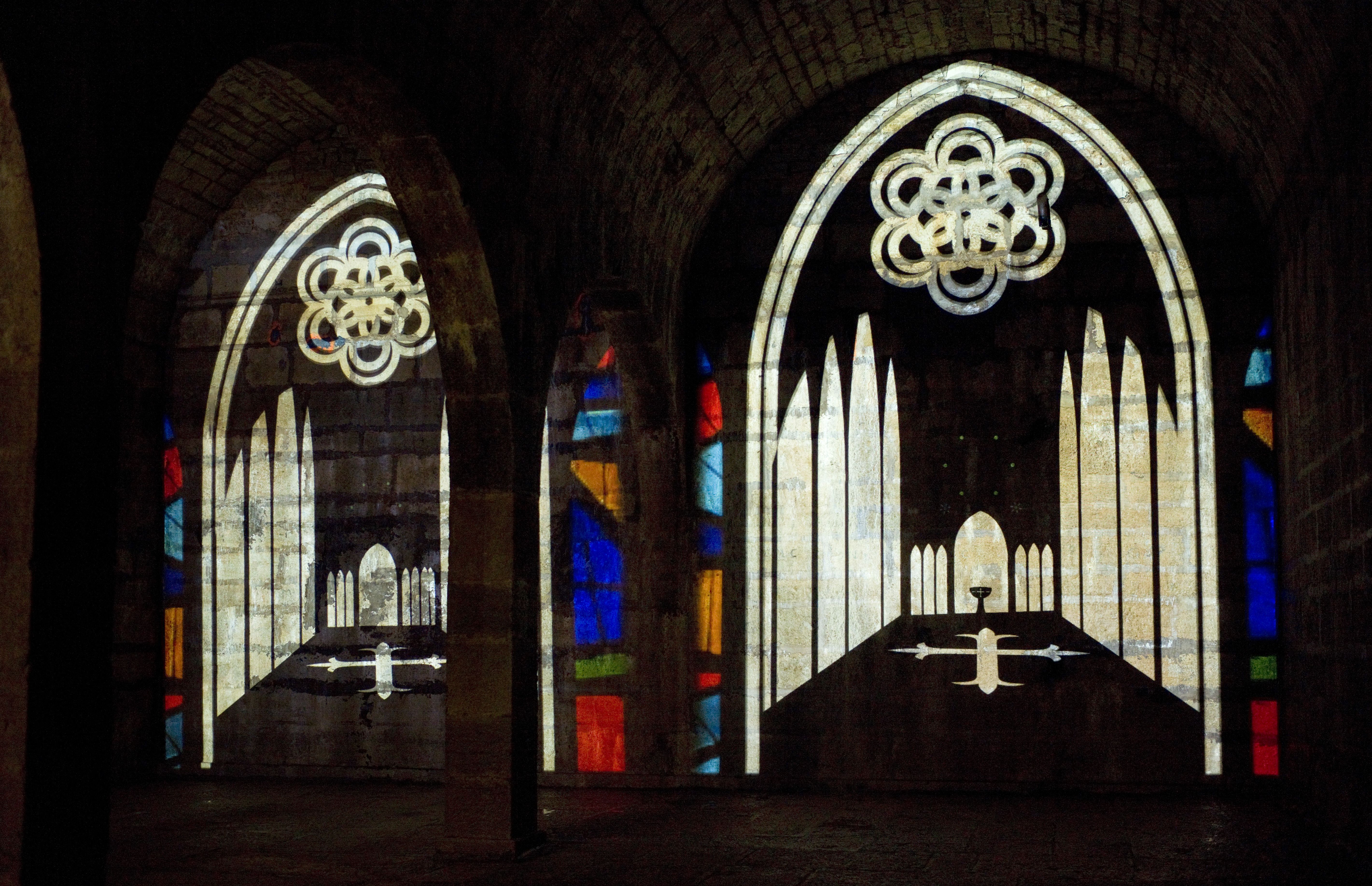 Κύκλωμα Μυστικό Πορεντρουά: επιβλητική εγκατάσταση φωτισμού σε ιστορικό θόλο με πολύχρωμα παράθυρα