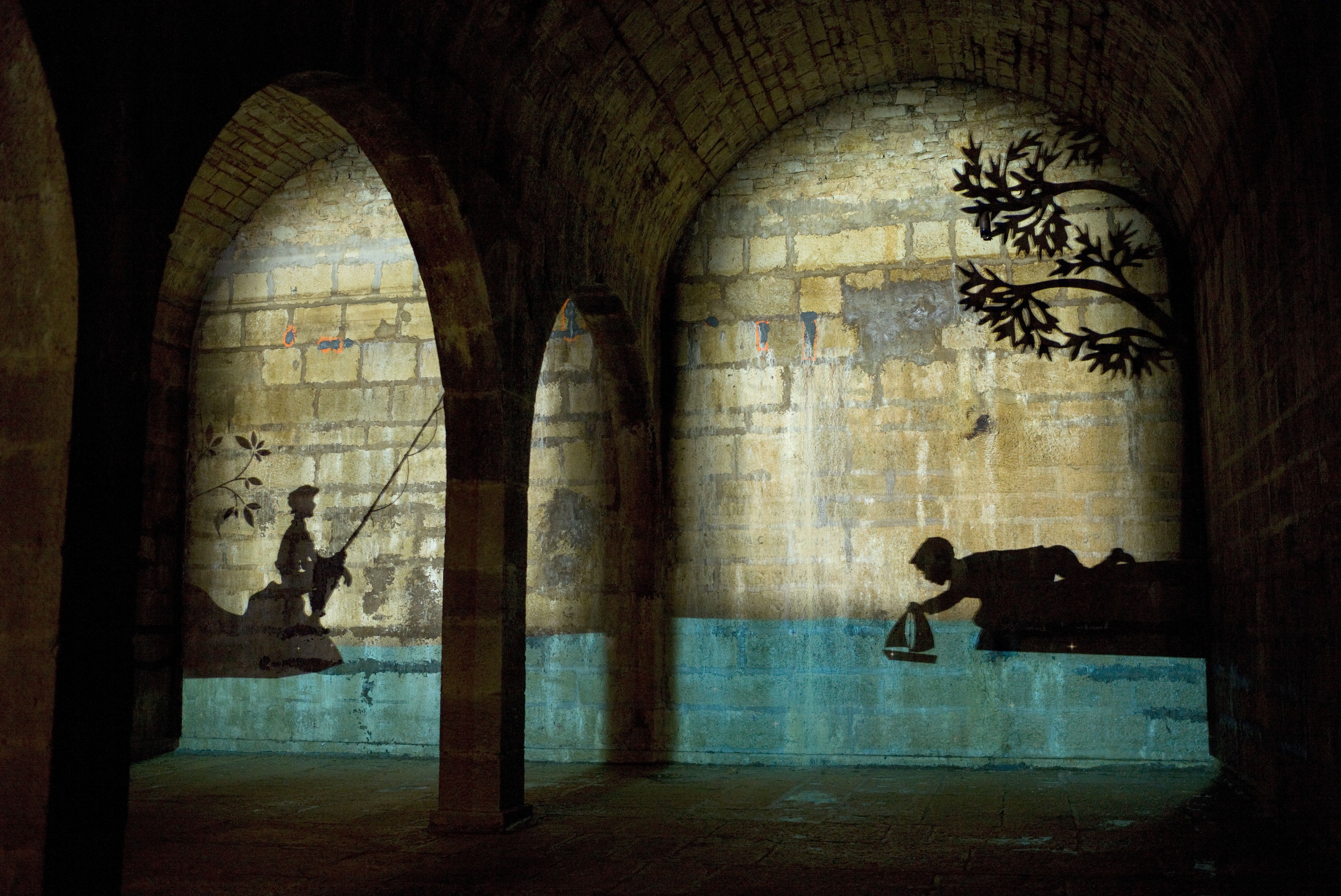 Μυστικό Διάδεικτο Πορεντούρ: Δημιουργική εγκατάσταση με έργα τέχνης και σκιές σε ιστορικό κτίριο.