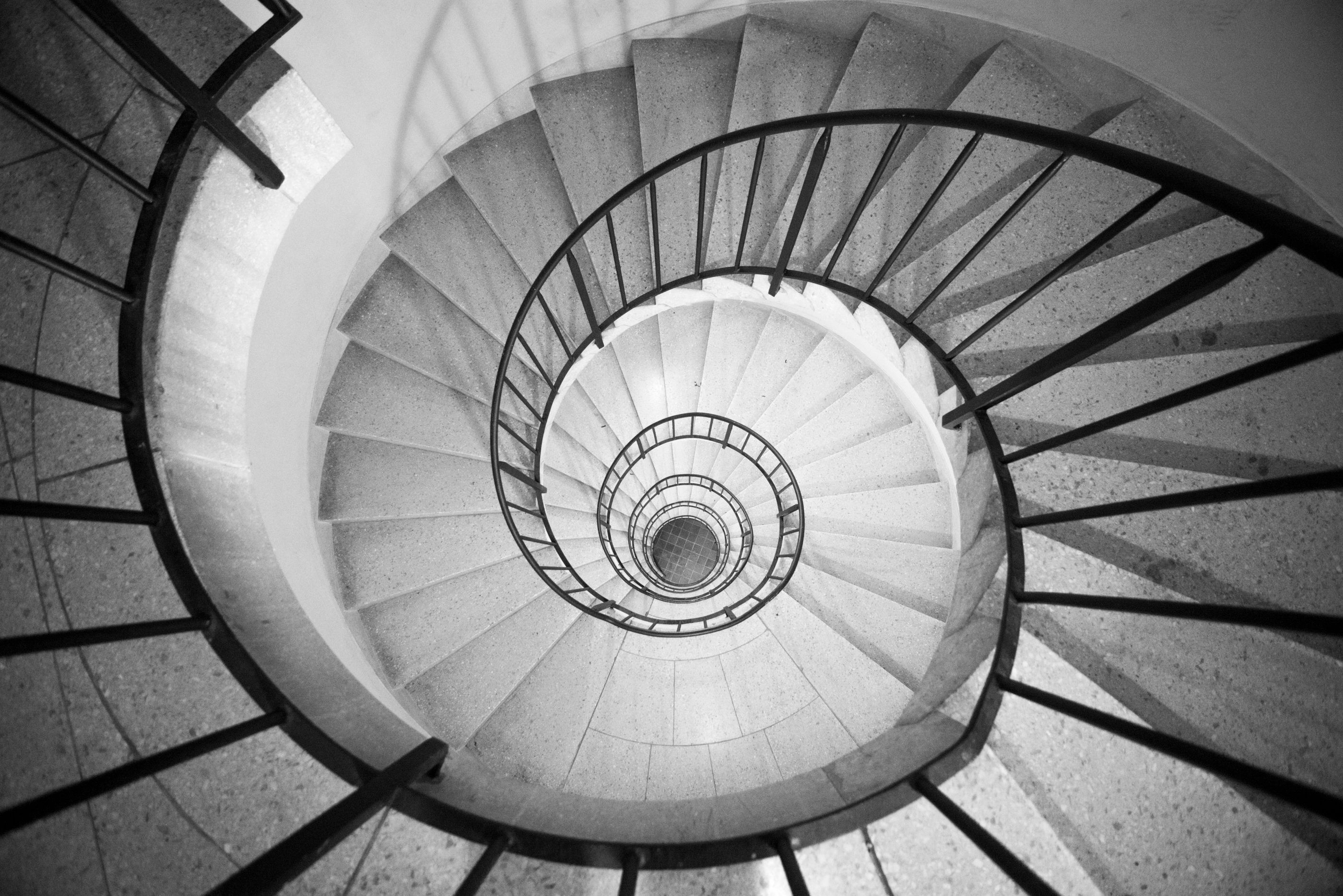 Μαγευτικό Μονοπάτι Μυστικής Περοντρουά: εντυπωσιακή στριφογυριστή σκάλα για περιπέτειες στην πόλη.