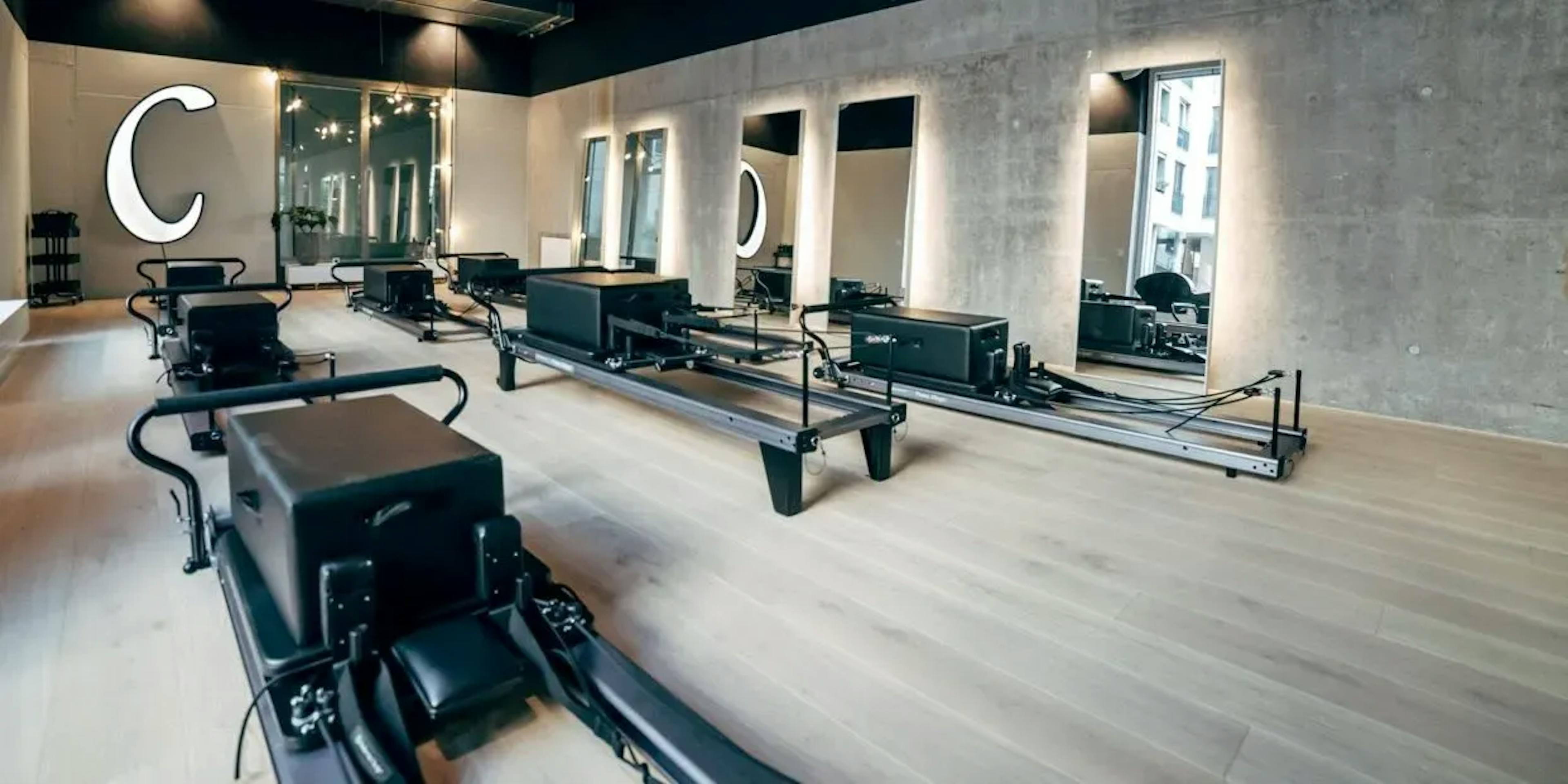 Pilates: Modernes Fitnessstudio in Zürich mit Geräten für vielfältige Pilates-Übungen.