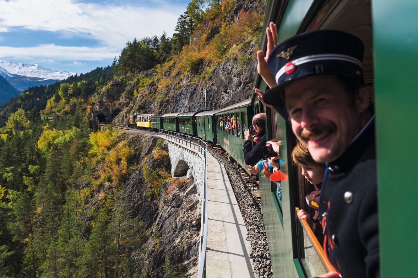 Podróż pociągiem do Krainy Kolorów z maszynistą w naturze, przejażdżka po Alpach.