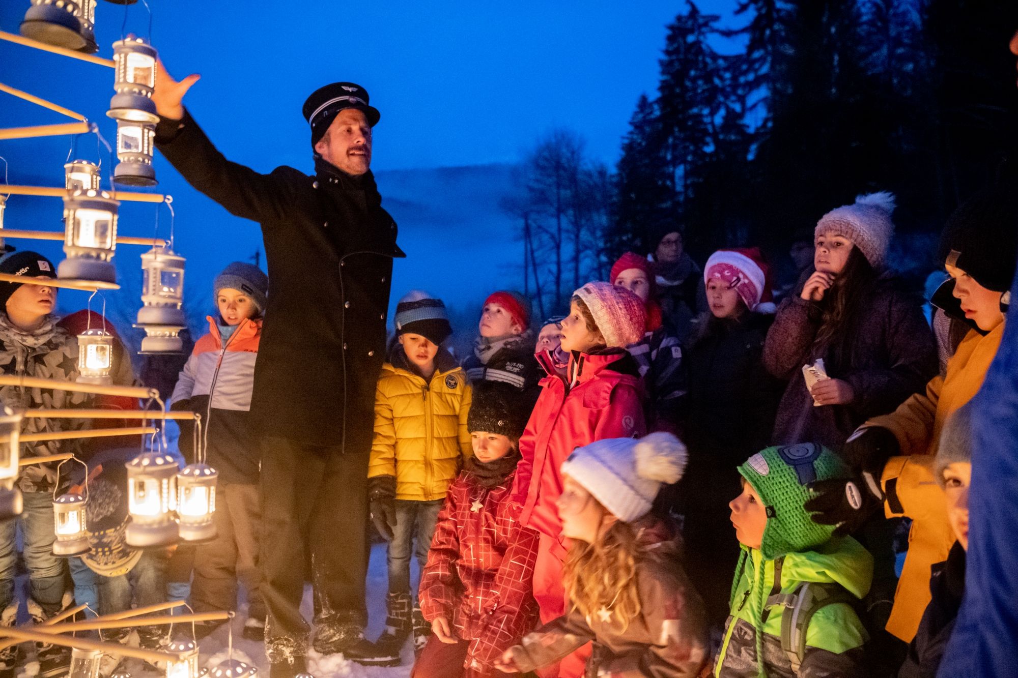 Linard Bardill explique aux enfants à Lichterland, atmosphère hivernale, neige