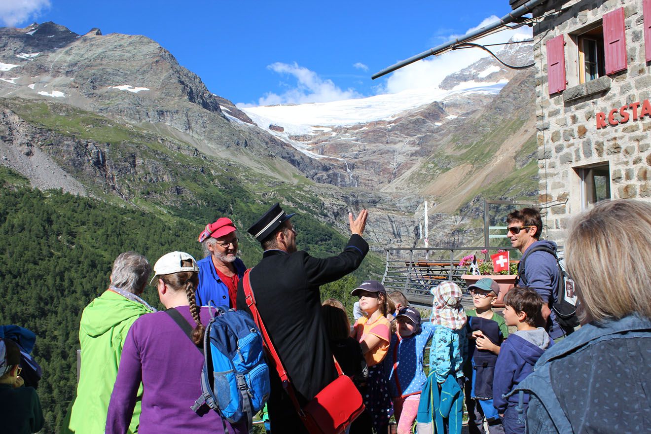 阿尔卑斯山的冰川之地导览，带有山景的团体活动