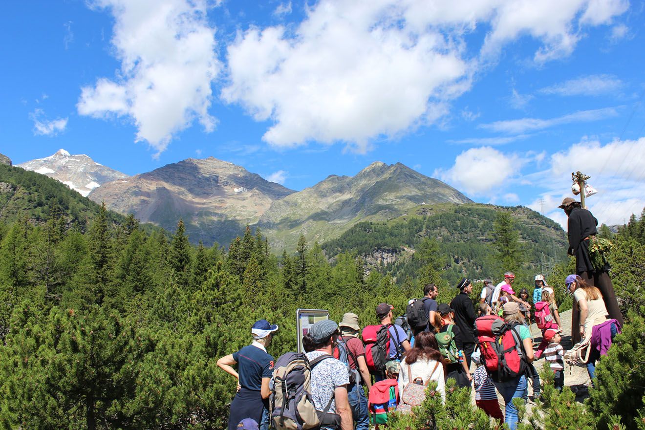 冰川天地展示了一群人在山中徒步旅行。