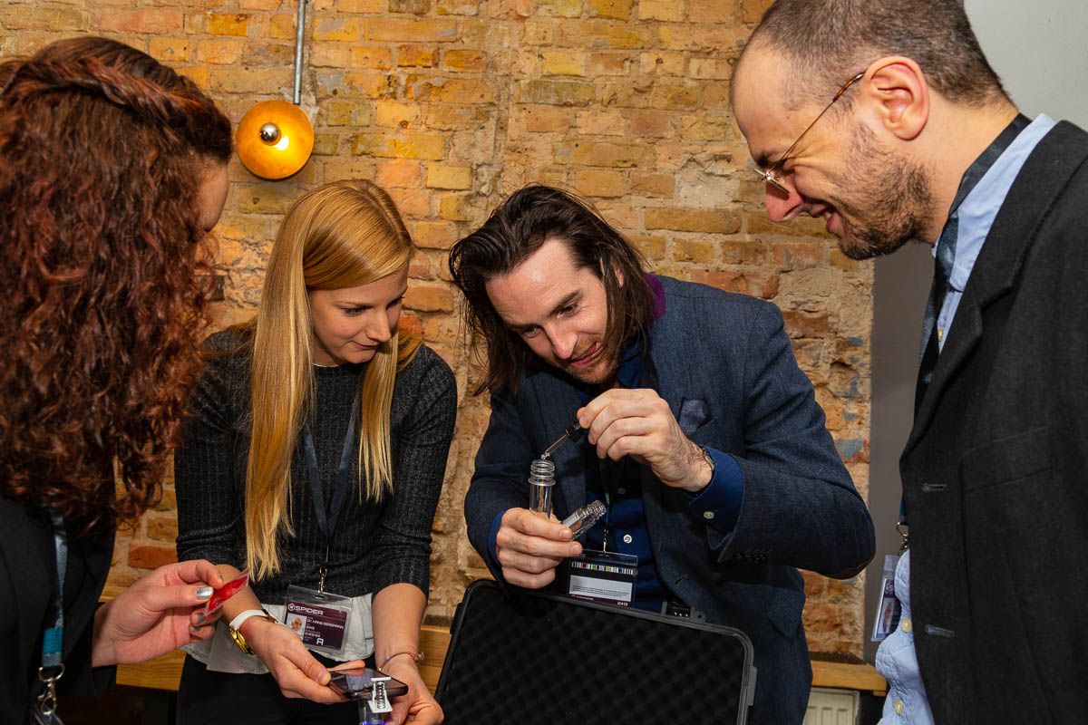 स्विट्ज़रलैंड में आइंस्टीन एस्केप गेम, समूह पहेलियों को हल कर रहा है, सक्रिय खिलाड़ी समाधान तलाश रहे हैं।