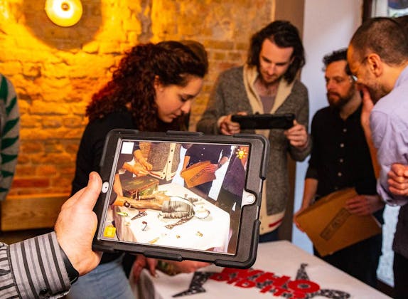 Escape Game Einstein Suisse avec des participants travaillant à la table.