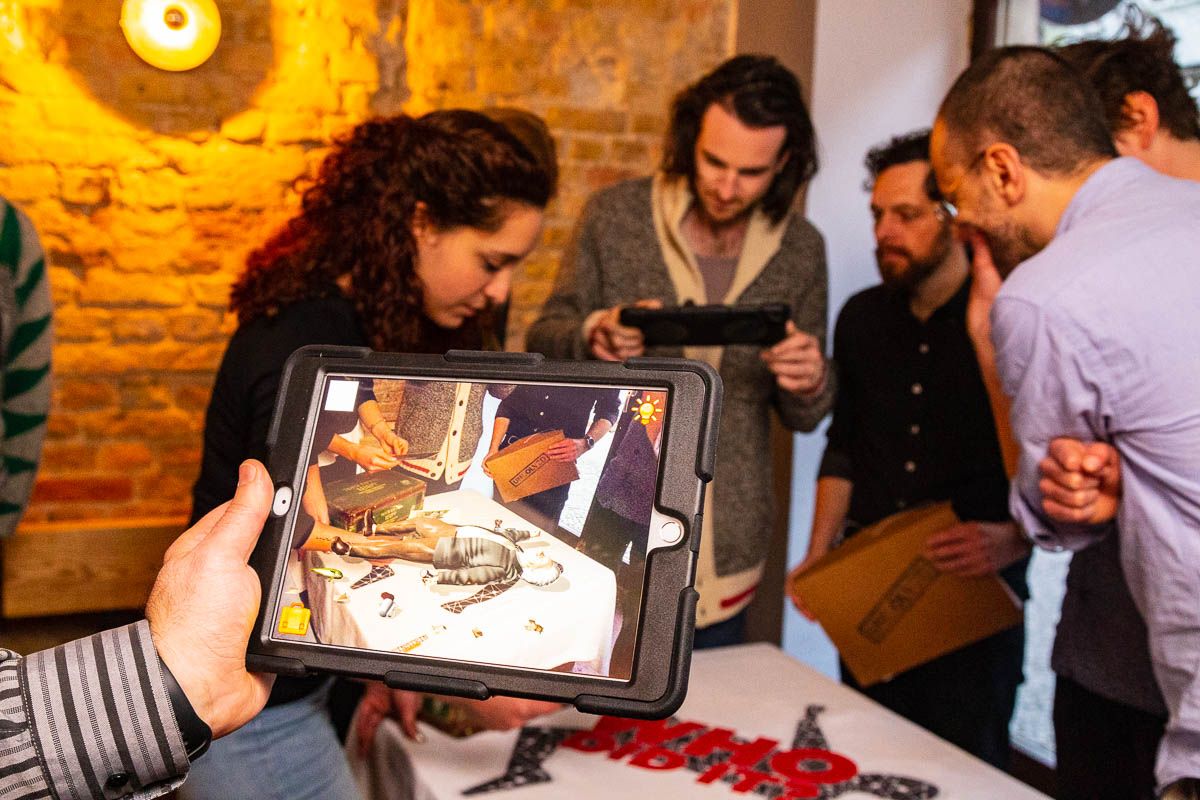 ऐनस्टीन स्विट्ज़रलैंड में उपयोगकर्ताओं के साथ पहेलियों को हल करने का एस्केप गेम।