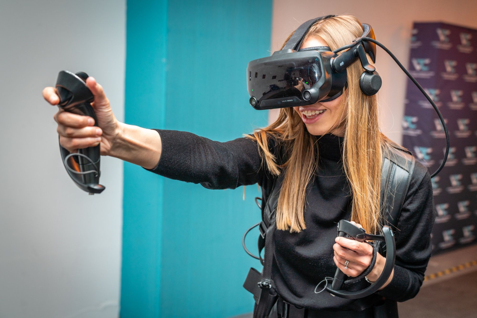 VR Dżungla Poszukiwania: Gracz z zestawem VR przeżywa ekscytującą przygodę w dżungli.