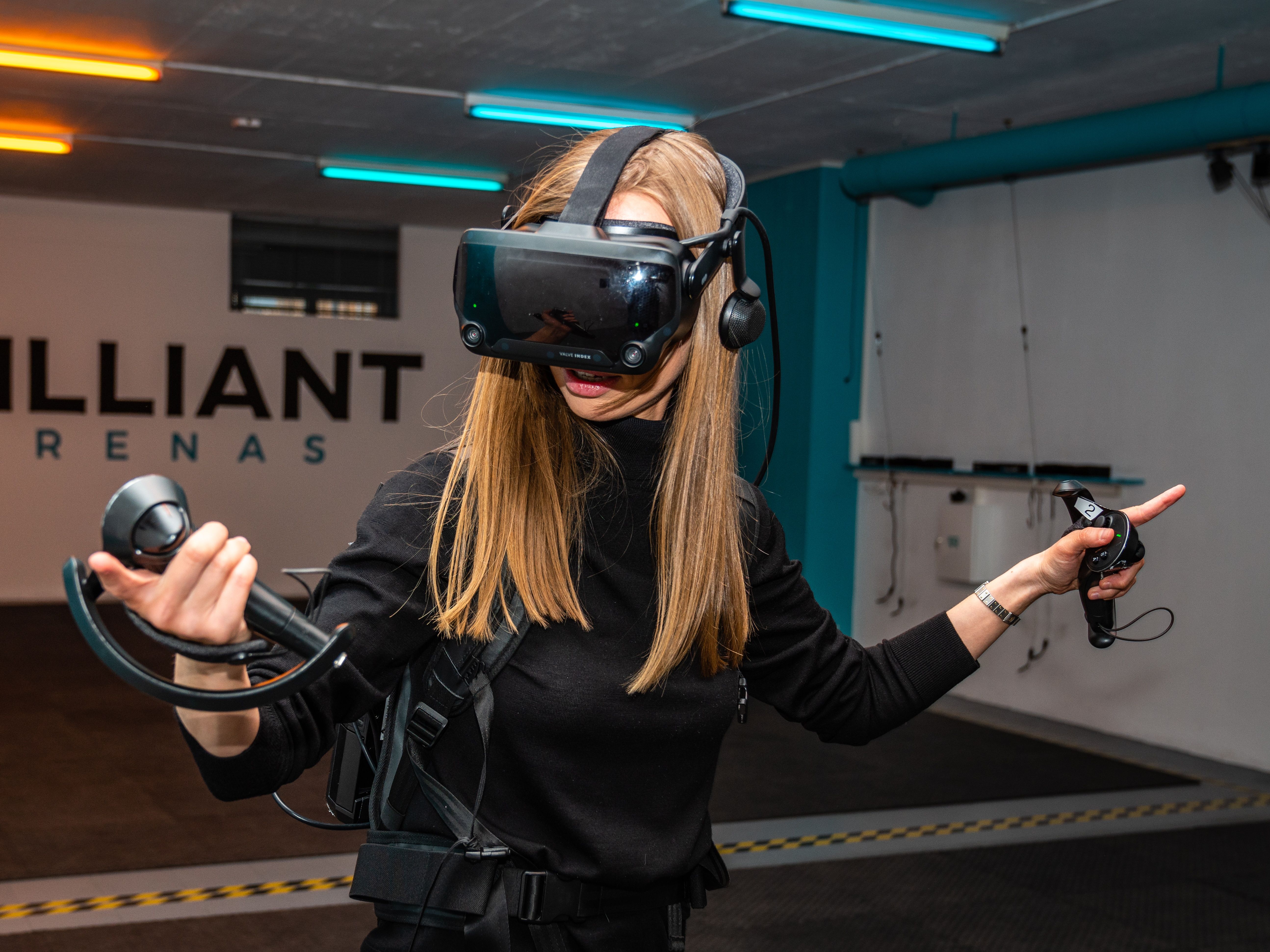 VR：VRヘッドセットを装着した女性が仮想冒険と面白い技術を体験。