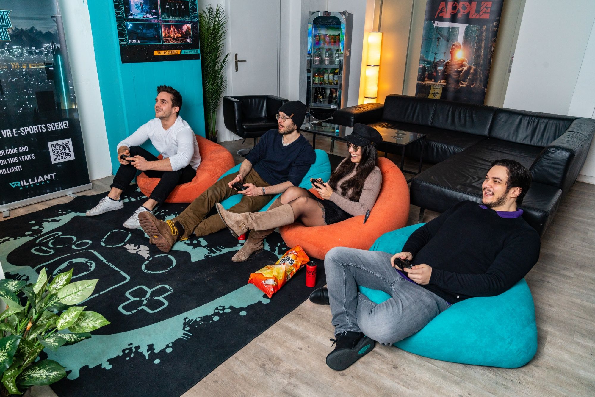 VRilliant Jungle Quest：四个朋友在舒适的椅子上玩虚拟现实。