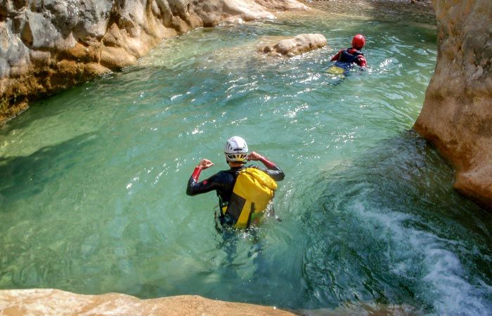 Canyoning: Rasai pengembaraan mendebarkan di lorong-lorong Switzerland dan keindahan alam semulajadi.