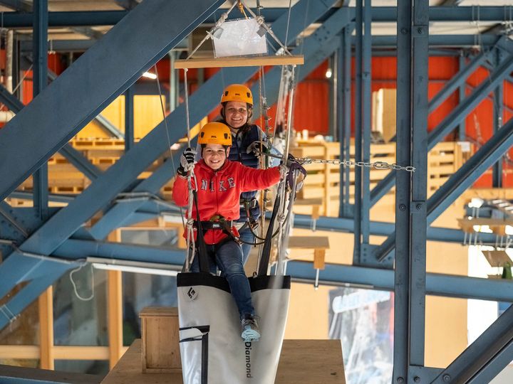 Parque de cordas indoor Grindelwald: As crianças vivem aventuras em um emocionante parque de cordas altas.