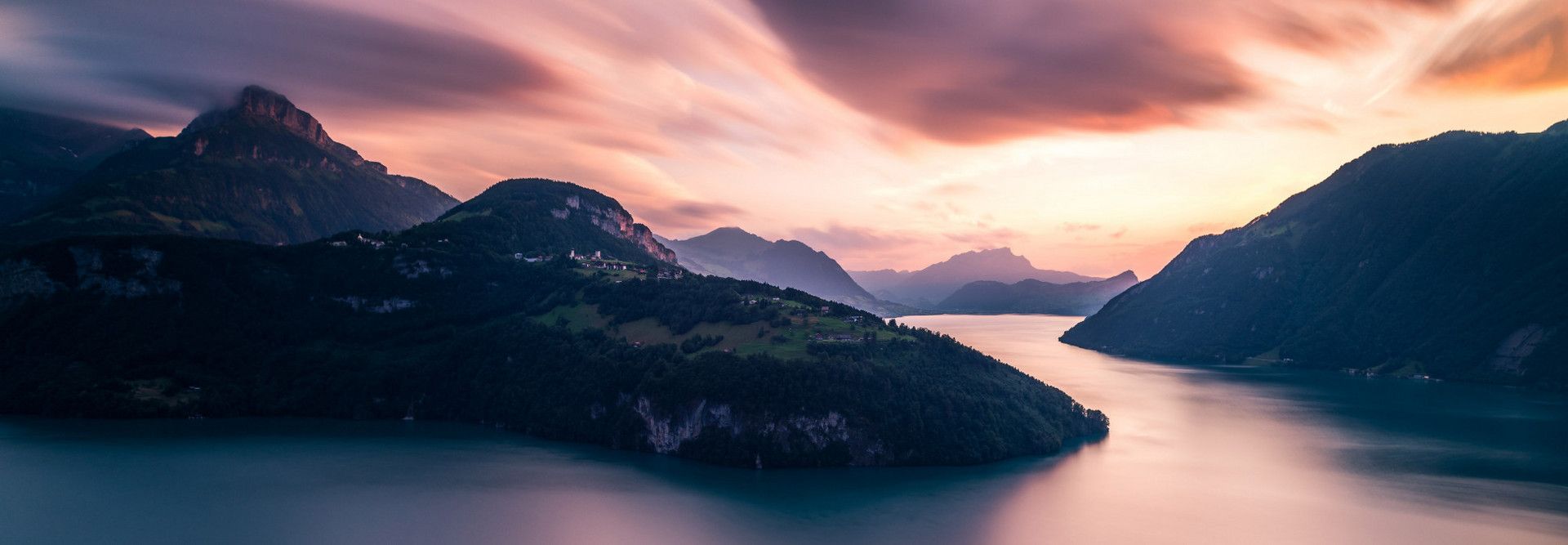 Vierwaldstättersee Bootstour: genieße die Ruhe und Schönheit der Natur während der Fahrt auf dem Wasser.