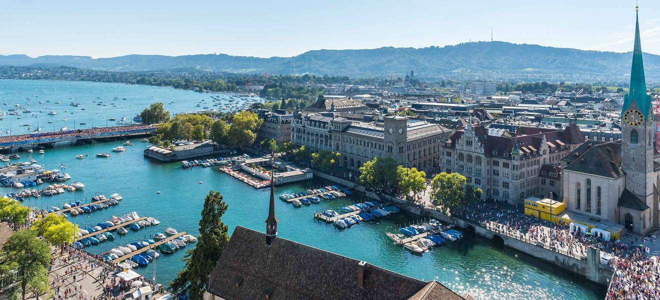 مدينة زيورخ القديمة مع وسائل النقل المائية وسماء زرقاء