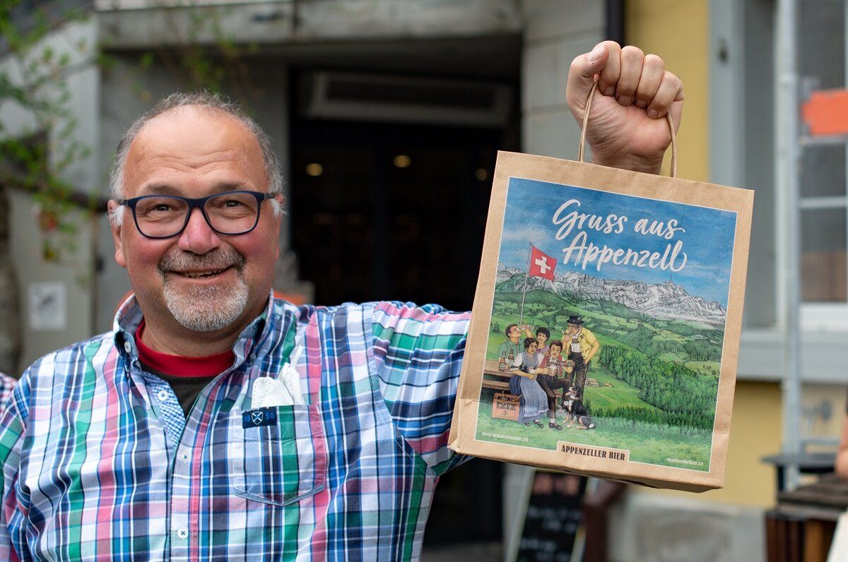 Gift bag with design from Appenzell, 2023, man holding bag