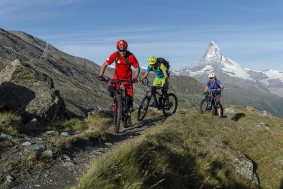 扎马特的山地自行车向导团体活动，壮丽的山脉，自然，夏季活动