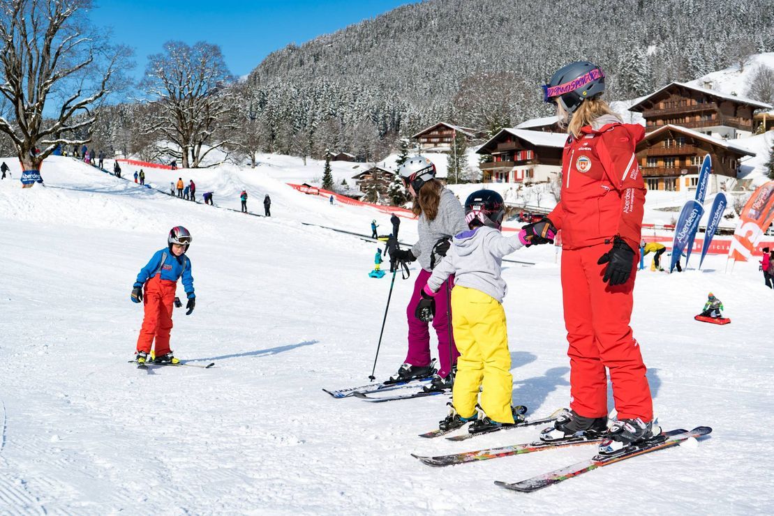 การสกีในกรินเดลวัลด์กับเด็กๆ บนลานสกี.