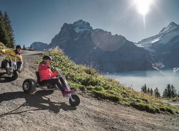 Trineo de montaña de Grindelwald con niños en el recorrido.