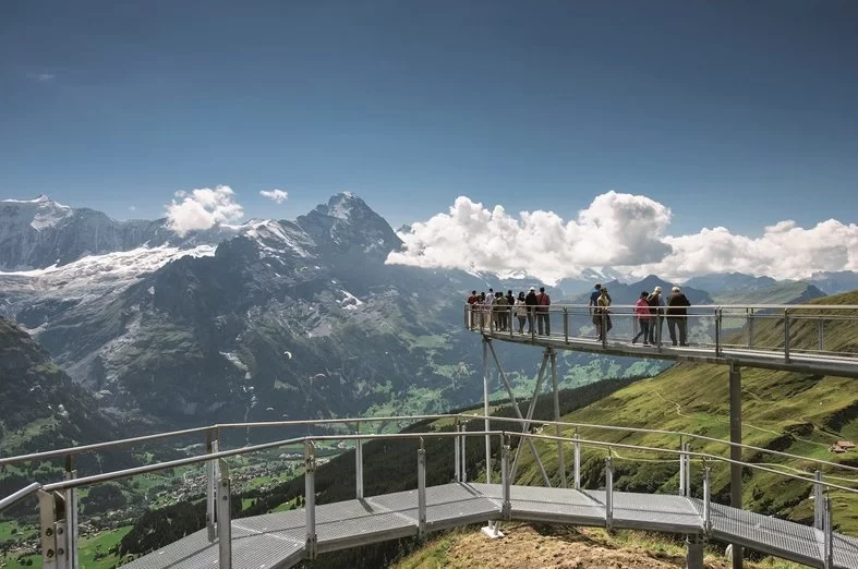 Chariot de montagne de Grindelwald sur une plateforme d'observation avec vue sur les montagnes et la vallée