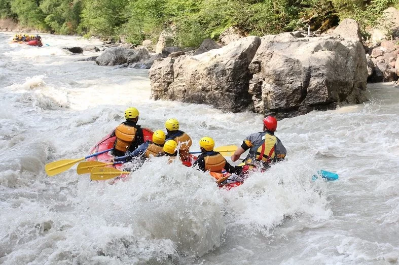 Rafting in den Bayerischen Alpen beim Wildwasserfahren mit Ruderbooten.