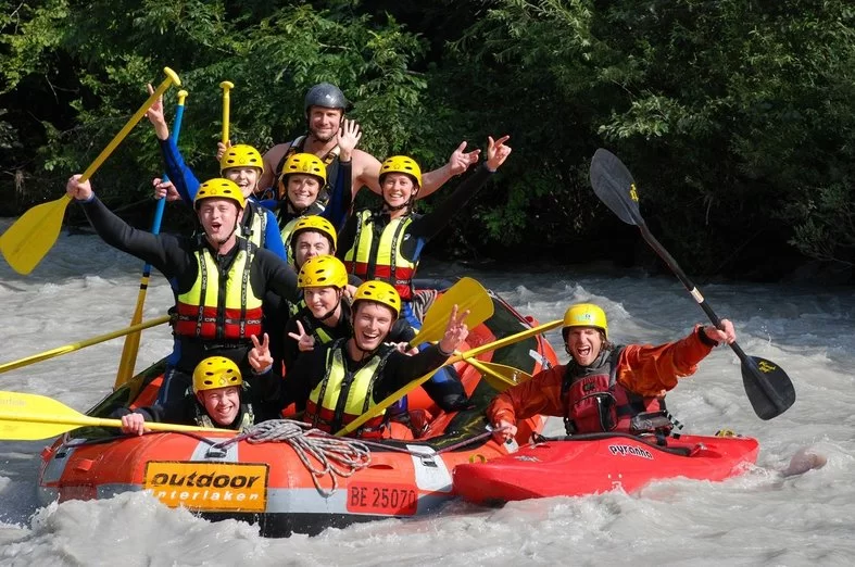 Rafting Interlaken bersama kumpulan pengembara di Sungai Lutschine di alam semula jadi.