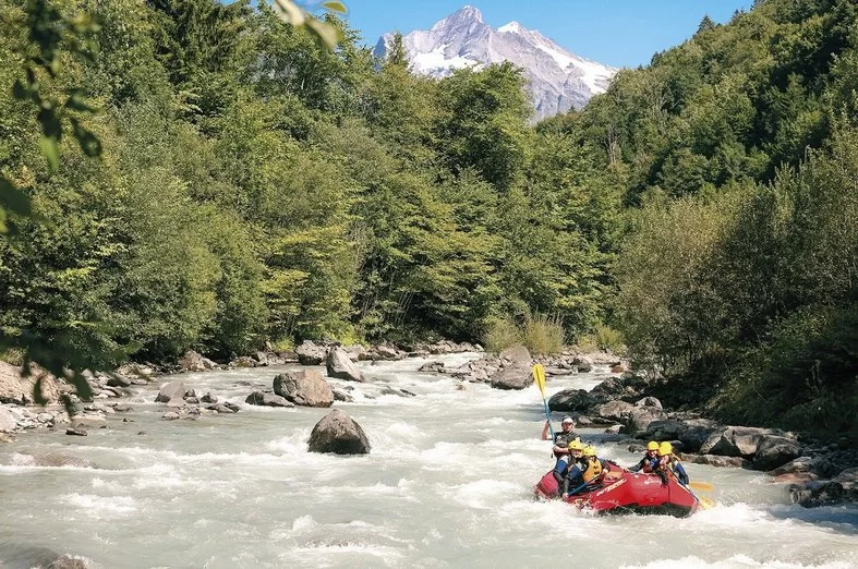 Raften in Interlaken op een rivier met bergen op de achtergrond