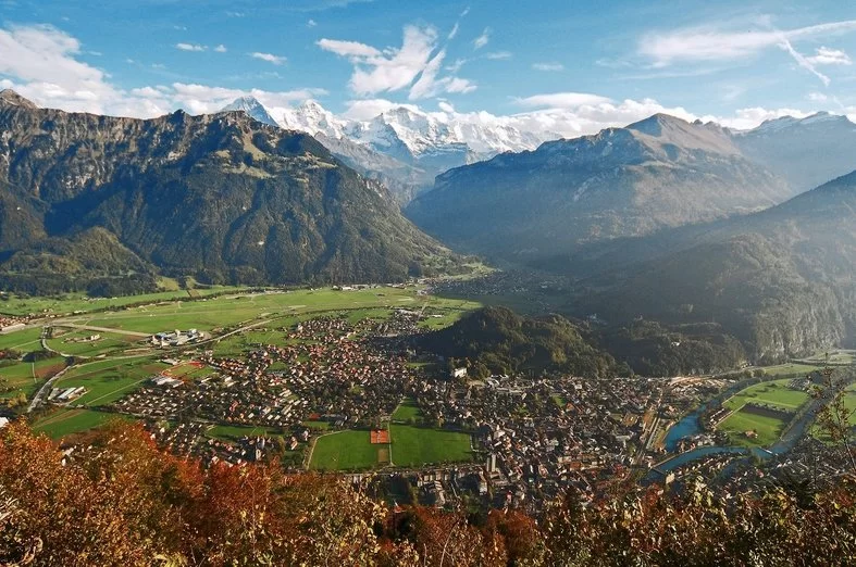 Interlaken Panorama met bergzicht en groene weiden