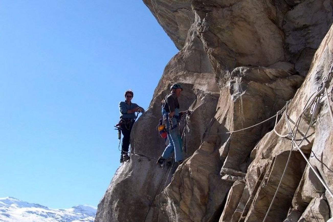 Klettersteig Schweifinen: Kletterer beim Abenteuer im Hochgebirge von Zermatt, Sommer, Natur, Berge
