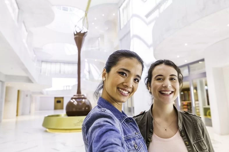 琳德巧克力之家：与朋友在访客区与巧克力喷泉自拍。