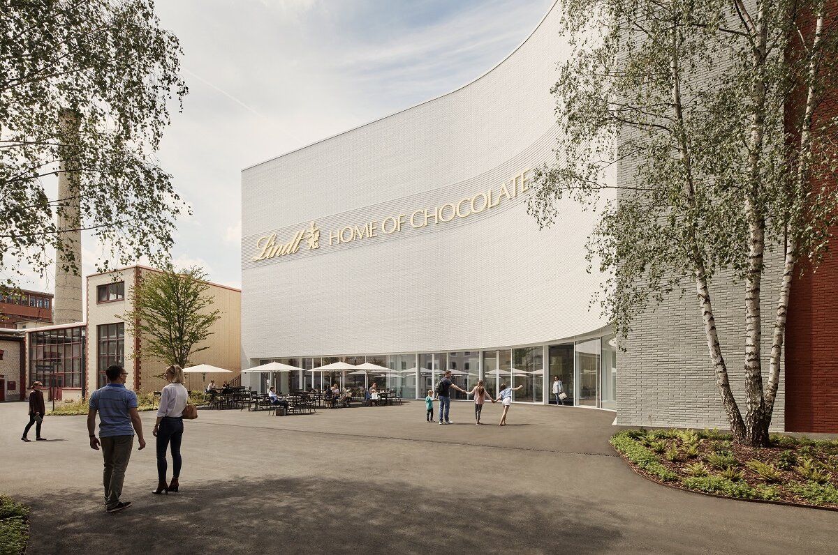 Завод шоколада Линдт с современным зданием и посетителями