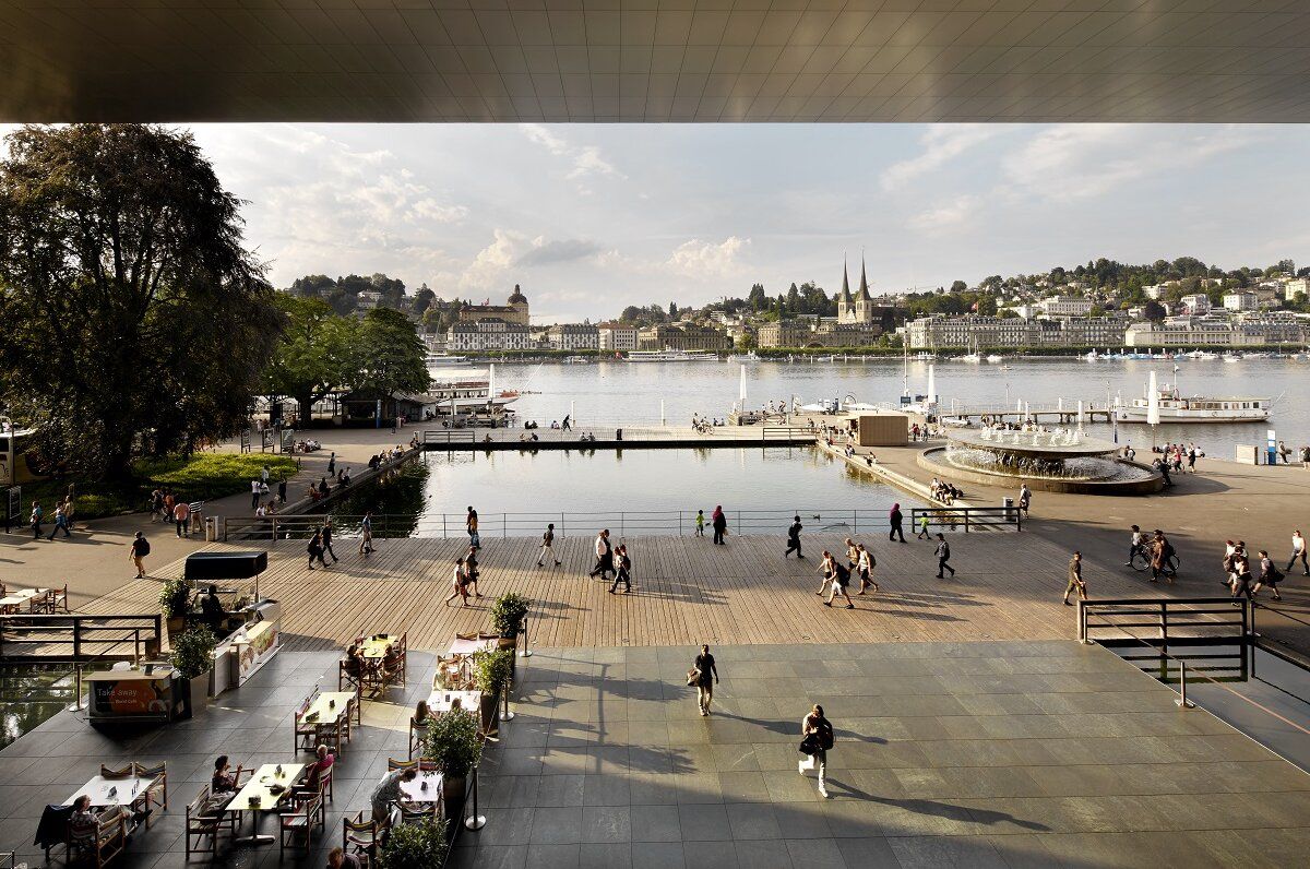 Luzern Tagesausflug mit Blick auf den Stadtsee und Passanten in der Umgebung