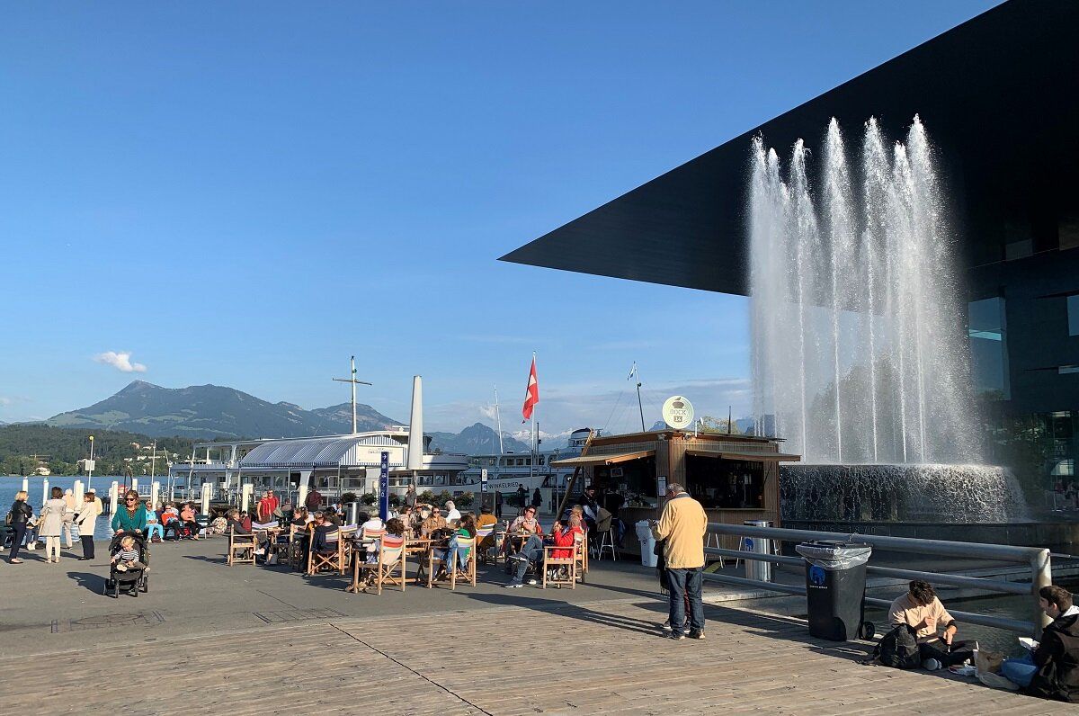 Luzern Tagesausflug, Wasserfall, Kai mit Besuchern und Aktivitäten