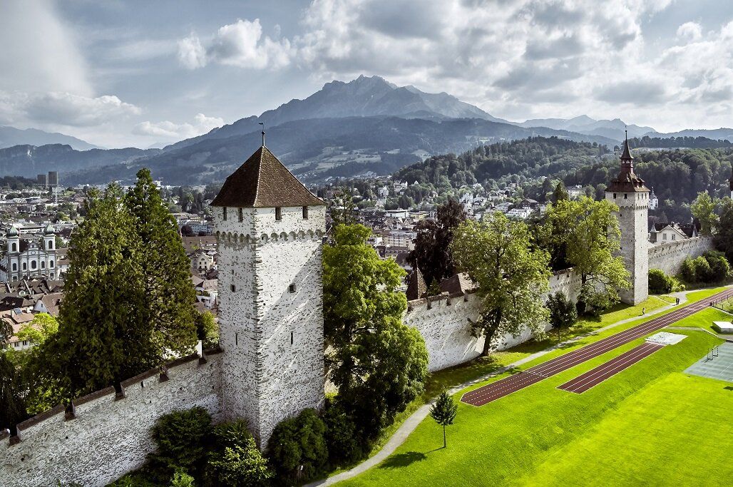 Stadtmauer Luzern mit Montanblick im Hintergrund, bei sonnigem Wetter