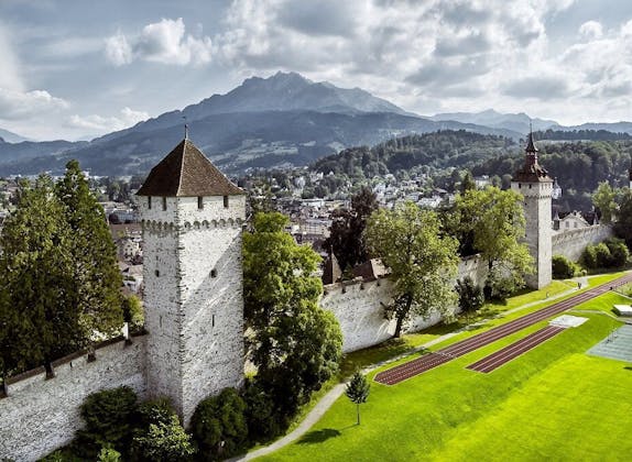 Museggmauer à Lucerne avec des montagnes et une prairie