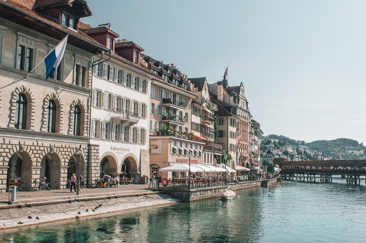Luzern Tagesausflug mit Blick auf wunderschöne Gebäude am Wasser