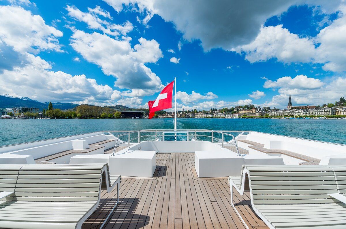 Segelboot auf dem Vierwaldstättersee mit Blick auf Luzern, blaue Wolken