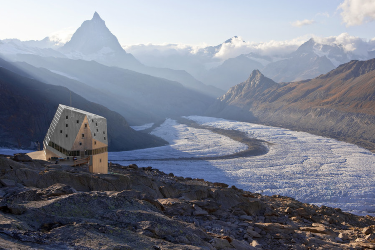 مونتي روزا هوت: منظر جبلي على الجليد في زيرمات مع طبيعة مذهلة في الصيف.