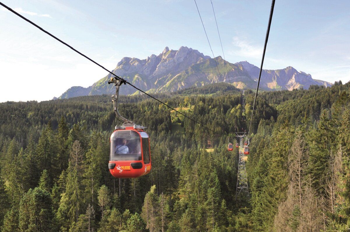 Seilbahn auf Pilatus mit Aussicht auf Berge und Wald