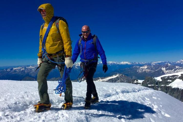 Castor: Bergtoch met vrienden en bewonderenswaardige natuur in de Alpen.