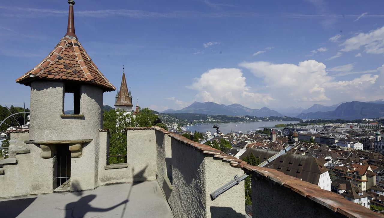 Museggmuren i Luzern med udsigt over byen og bjergene