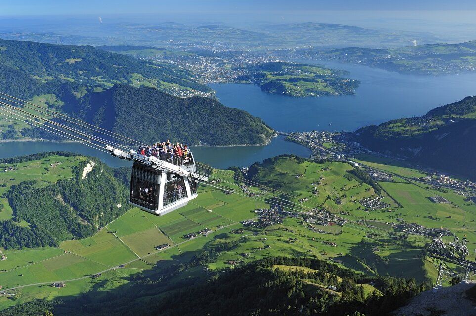 خطّ التلفريك في ستانسرهورن مع إطلالة على بحيرة لوسيرن