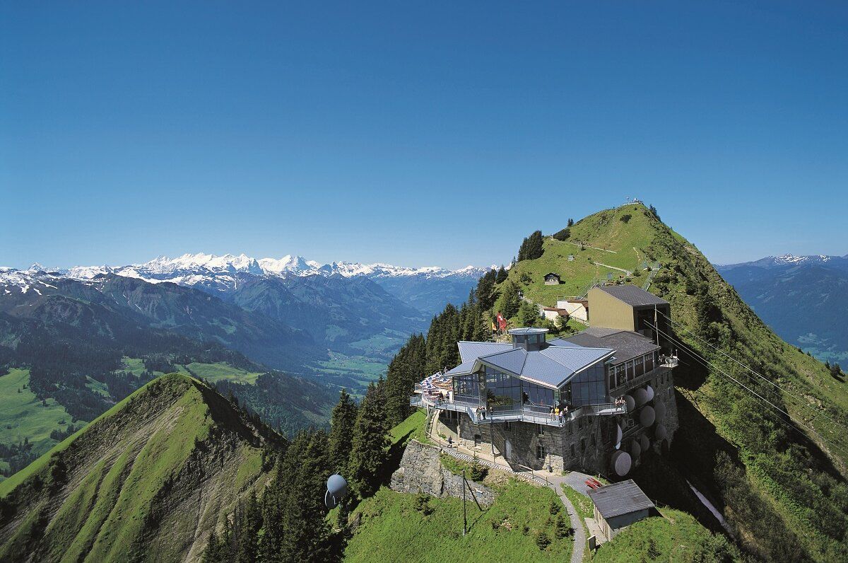 مطعم روندراما على قمة جبل مع إطلالة على جبال الألب