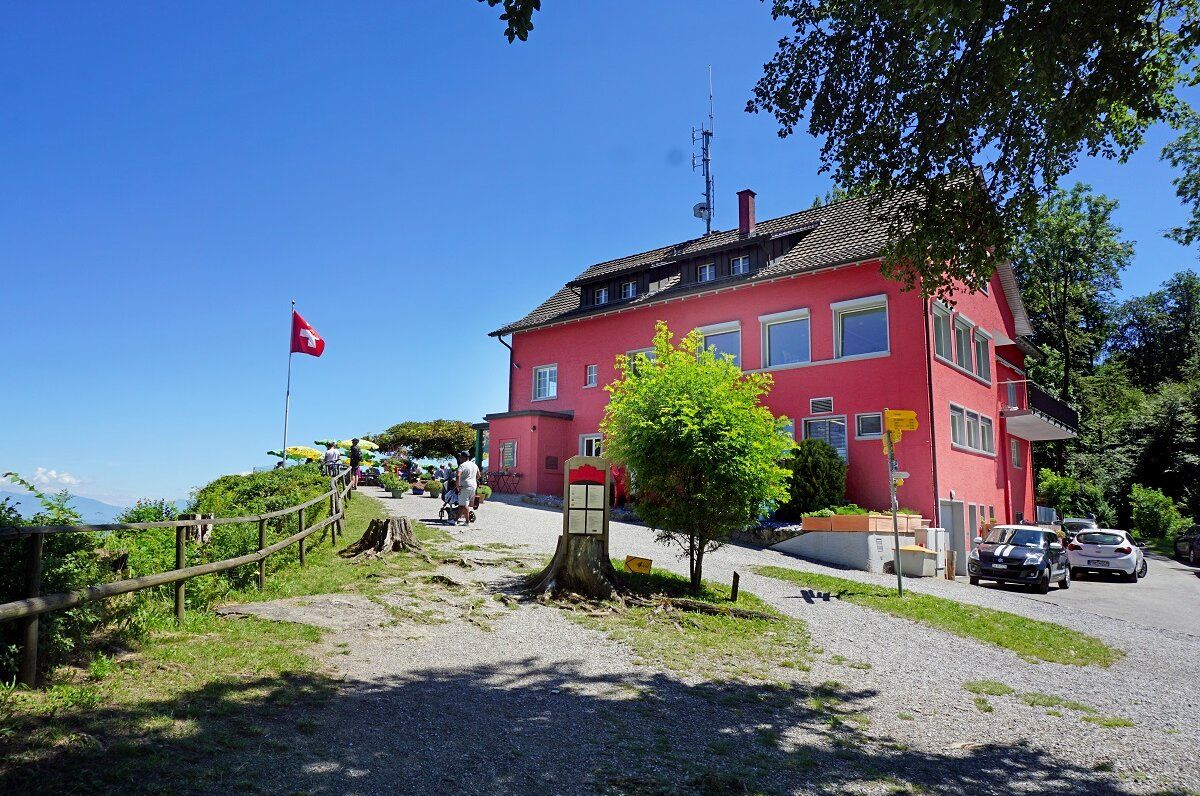 Ristorante Felsenegg con tempo sereno e ospiti all'aperto.
