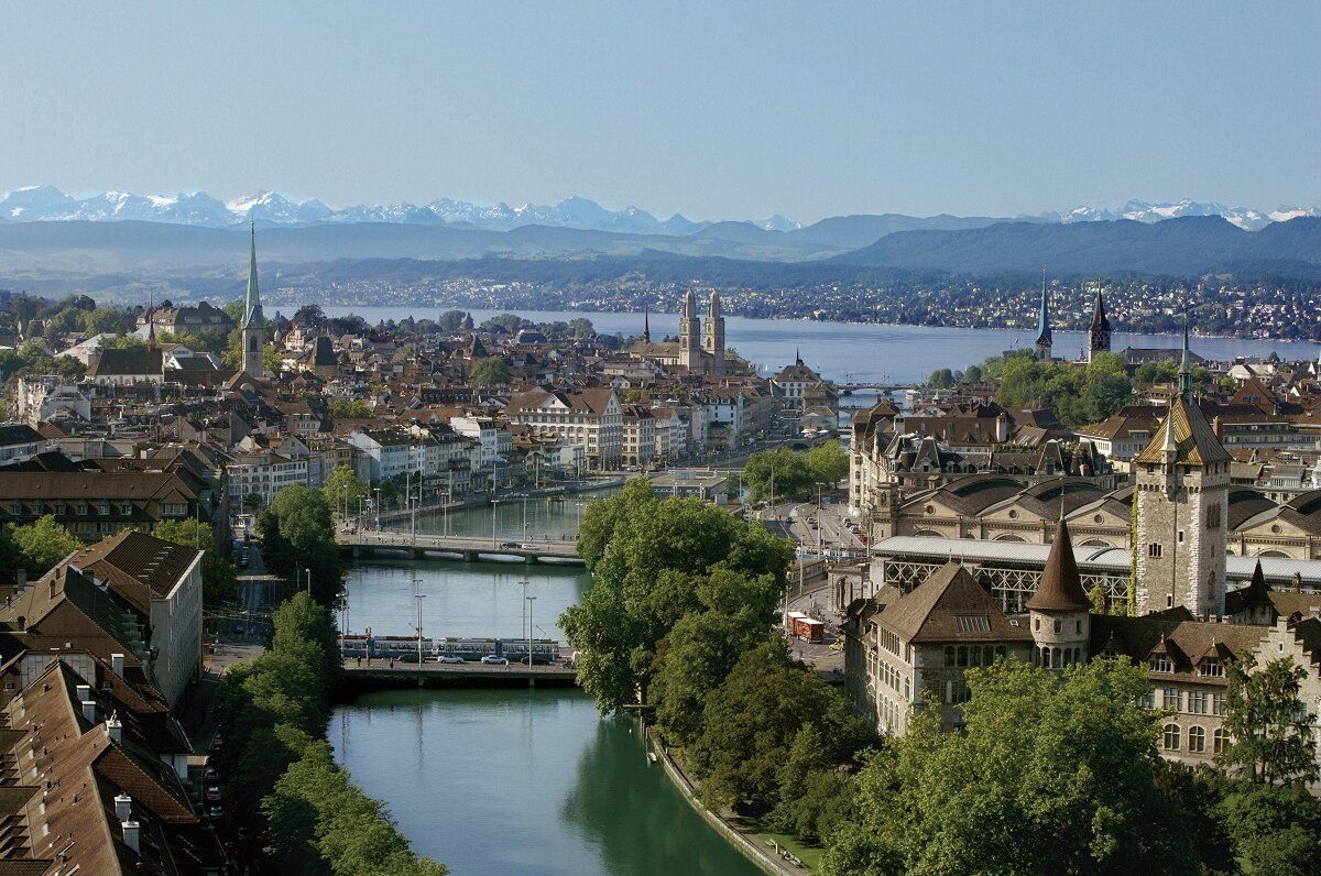 Centro storico di Zurigo Limmat con vista sulle Alpi e fiume