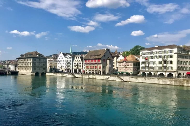Altstadt Zürich di tepi Limmat dengan bangunan bersejarah dan pemandangan air, tempat yang popular dikunjungi pelancong.