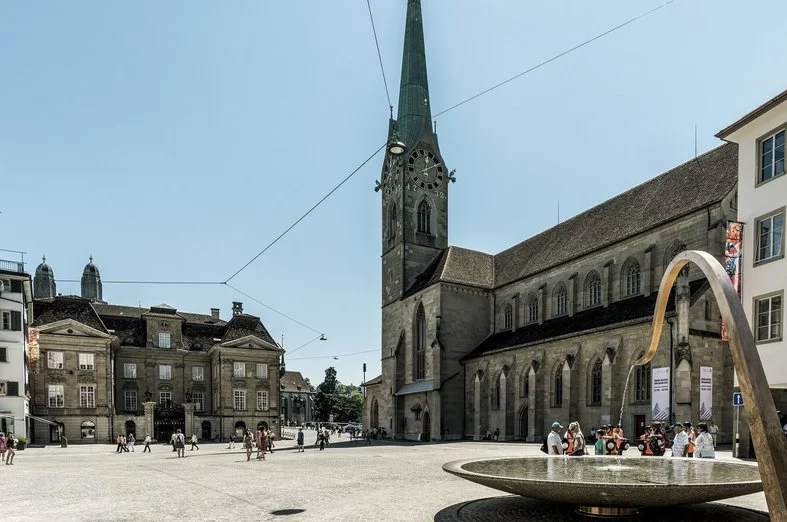 Münsterhof Zürich: Tempat bersejarah dengan gereja dan kolam, sesuai untuk penerokaan di bandar lama.